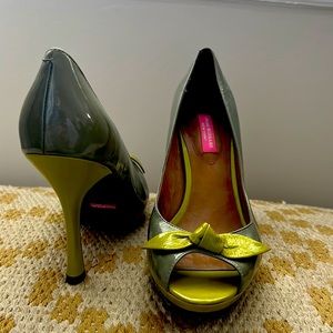 Two-tone Isaac Mizrahi open toe heels size 9